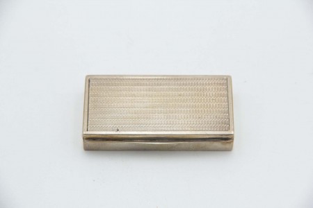 Caixa de rapé em prata de base retangular com tampa basculante relevada